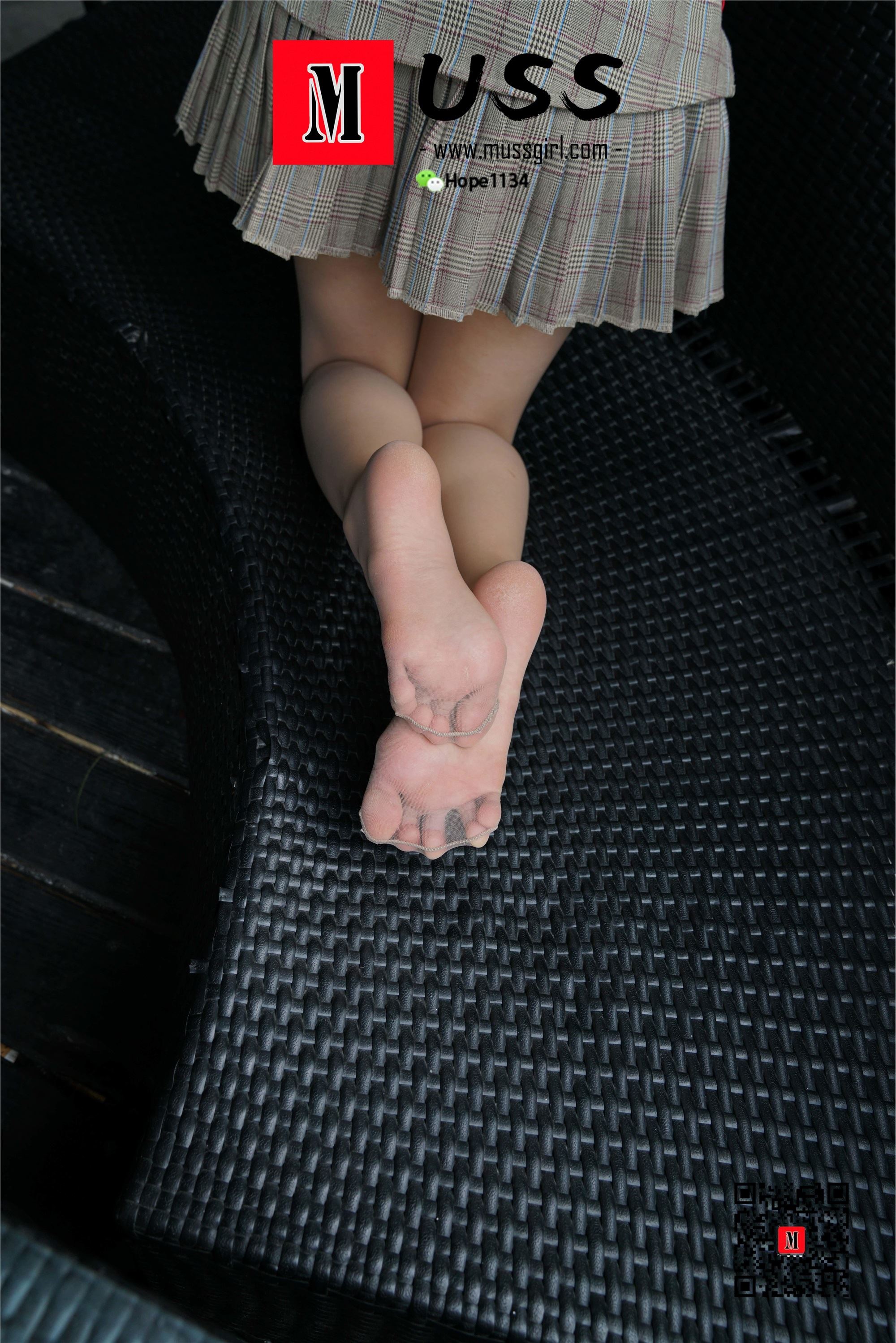 MussGirl慕丝女郎  NO.008 拍过模特的美足，那化妆师璐璐的呢？